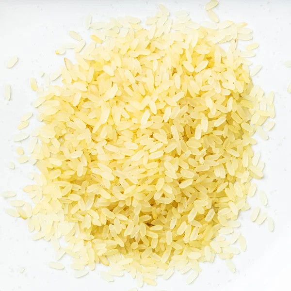Vrchní Pohled Hromadu Syrové Předpařené Rýže Zblízka Šedé Keramické Desce — Stock fotografie