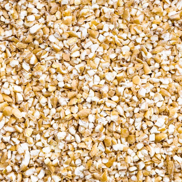 正方形食品の背景 小麦の穀物 部分的に殻付き小麦粒を粉砕 を閉じる — ストック写真