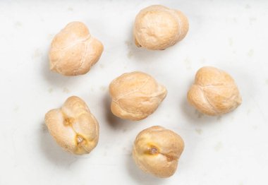 Bazı çiğ nohut tohumları gri seramik tabakta kapanıyor.