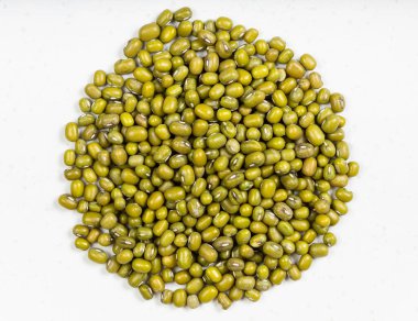 Çiğ yeşil fasulye yığınının üst görüntüsü gri seramik tabakta kapanıyor.