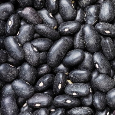 Kare yiyecek arka planı - çiğ siyah kaplumbağa fasulyesi kapanıyor