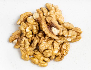 En üstteki kabuklu ceviz yığını gri seramik tabağa yakın.