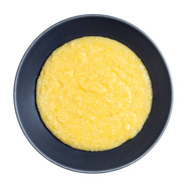 Beyaz arka planda izole edilmiş gri kasede pişmiş mısır unu lapası manzarası