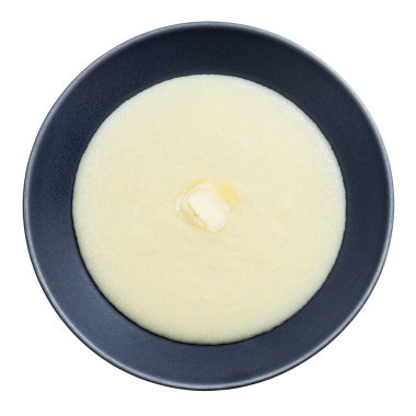 Beyaz arka planda izole edilmiş gri kasede buğdaydan tereyağlı irmitin üst görünümü