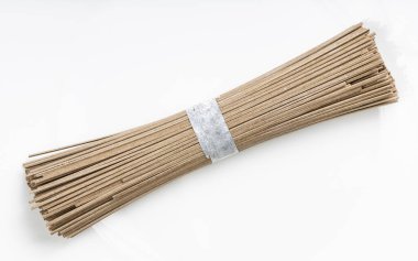 Beyaz tabakta karabuğday unundan kurutulmuş soba eriştesi.