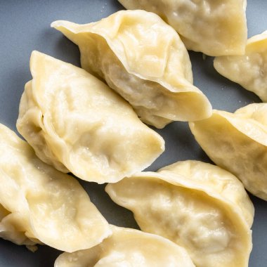 Gri tabakta kaynamış hamur köftelerinin üst görüntüsü.