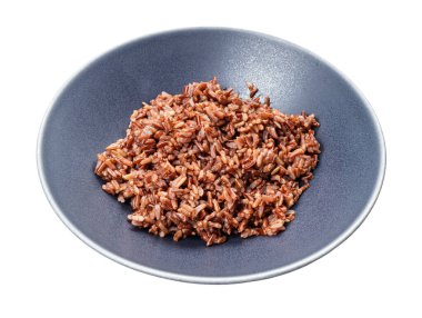 Beyaz arka planda izole edilmiş gri kasede kaynamış kırmızı pirinç.