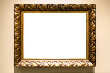 Eski oyulmuş geniş bronz çerçeve, sarı kahverengi duvarda kesme tuval var.