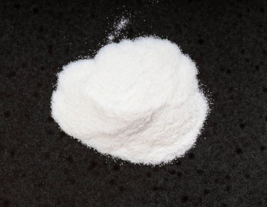 Agar tozu yığınının üst görüntüsü siyah seramik tabağa yakın