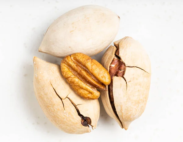 Few Cracked Shelled Pecan Nuts Close Gray Ceramic Plate — Stock Photo, Image