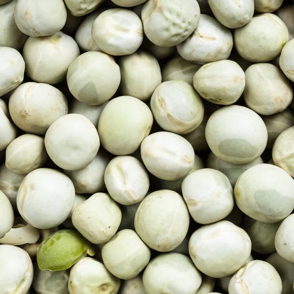 スクエアフードの背景 多くの乾燥全体の緑のエンドウ豆を閉じる — ストック写真