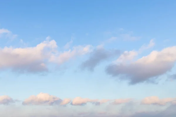 蓝日的天空 一串串蓬松的云彩 — 图库照片