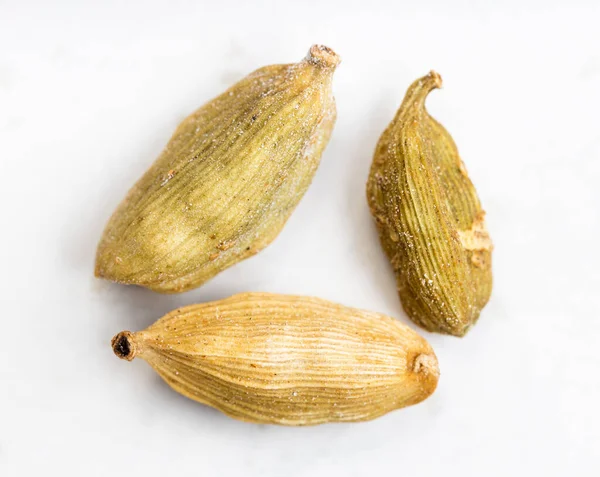 Pochi Baccelli Cardamomo Vicino Piastra Ceramica Grigia — Foto Stock