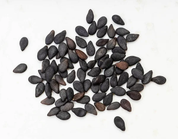 Several Black Sesame Seeds Close Gray Ceramic Plate — Stock Photo, Image