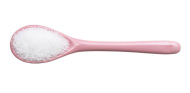 Beyaz arkaplanda izole edilmiş pembe seramik kaşıkla kristal früktozun üst görünümü