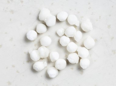 birkaç kuru sabudana (tapioca sago) gri seramik plakaya yakın çekim