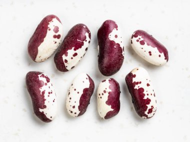 Birkaç kırmızı benekli fasulye gri seramik tabakta kapanıyor.