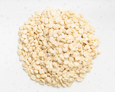 Çiğ urad dal yığını (bölünmüş siyah gram) gri seramik tabağa yakın fasulye