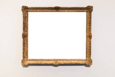 Eski dekore edilmiş dar çerçeve, gri duvarda kesme tuval var.