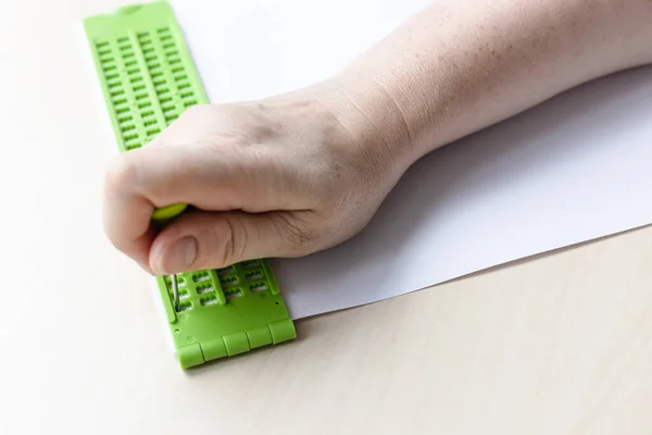 Escribir Palabras Braille Con Pizarra Lápiz Cerca —  Fotos de Stock