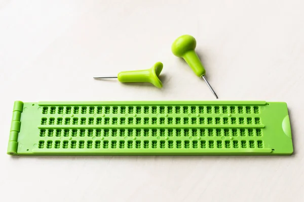 Plastik Braille Schrifttafel Und Stift Auf Braunem Tisch — Stockfoto