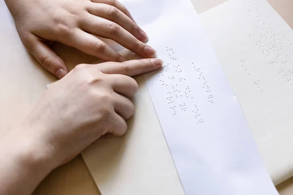 Blinde Vrouw Leest Nota Braille Vel Papier Close — Stockfoto