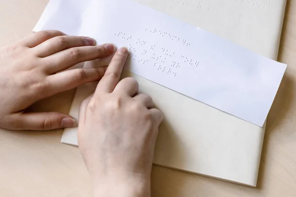 Opuszek Palca Niewidomej Kobiety Czyta Notatkę Alfabecie Braille Kartce Papieru — Zdjęcie stockowe