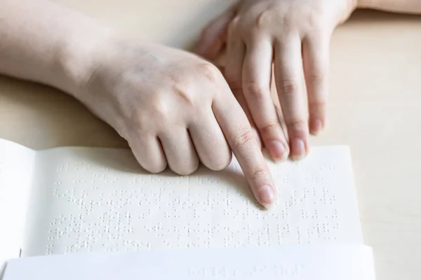 Vista Frontal Del Libro Lectura Nota Con Braille Cerca — Foto de Stock