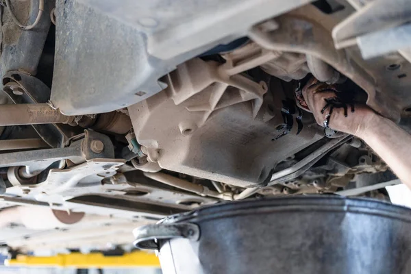 Auto Mechanic Drains Old Engine Oil Lifted Car — Stock Photo, Image