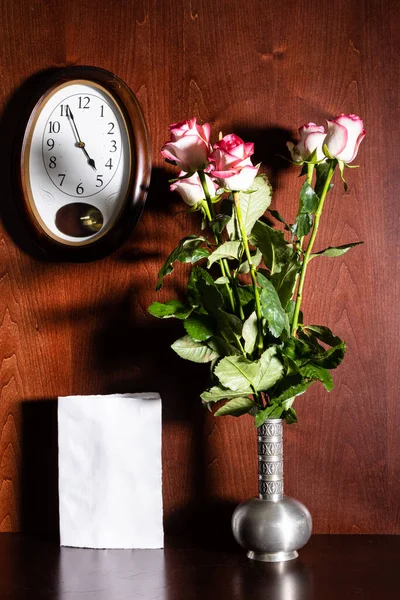 Zegar Ścienny Czysta Kartka Papieru Różowe Róże Dzbanku Cyny Ciemnobrązowym — Zdjęcie stockowe