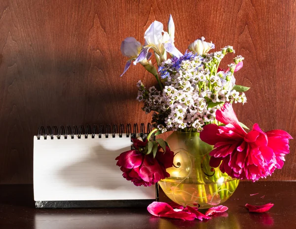 Verse Bloemen Vaas Blanco Kalender Donkerbruine Houten Ondergrond — Stockfoto