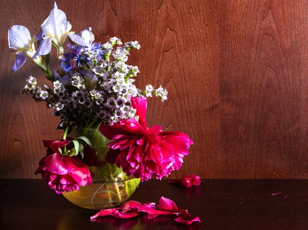 Vissnade Blommor Vas Mörkbrun Trä Bakgrund — Stockfoto