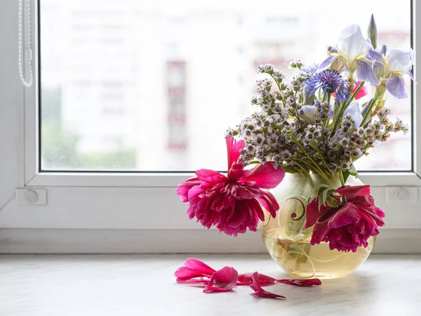 Várias Flores Vaso Vidro Peitoril Janela Casa Com Paisagem Urbana — Fotografia de Stock