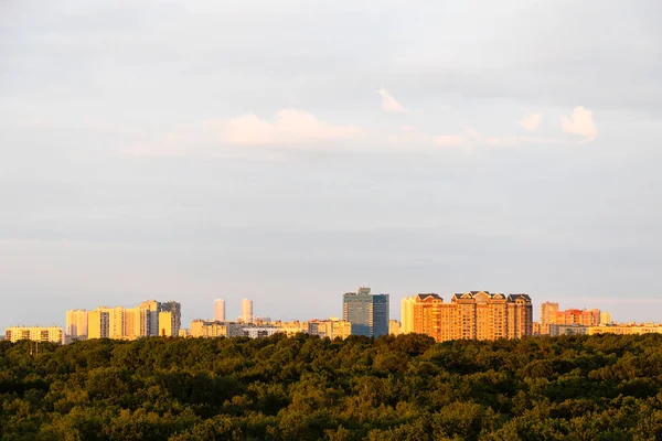 Stadspark Och Moderna Bostadsområde Vid Horisonten Upplyst Solnedgång Sol — Stockfoto