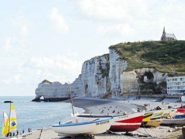 turistler üzerine etretat kasaba kayalıklarla plaj