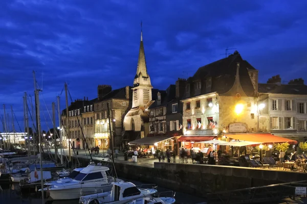 Gammel byhavn om natten i Honfleur by, Frankrig - Stock-foto