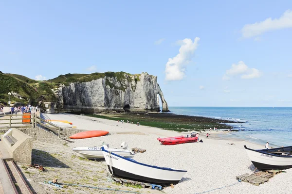 View of resort beach and cliff in Etretat town — Stock Photo, Image