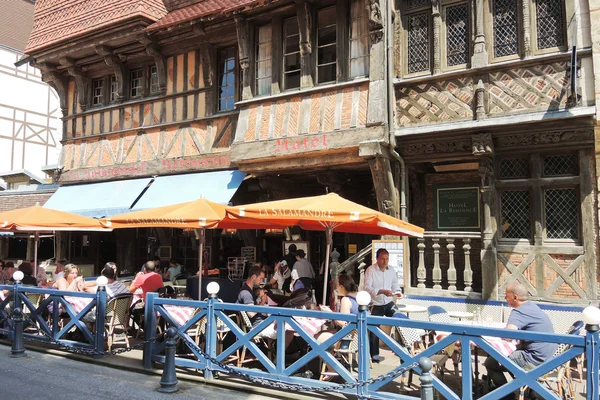 Tourists in street restaurant in Etretat town — Stock Photo, Image