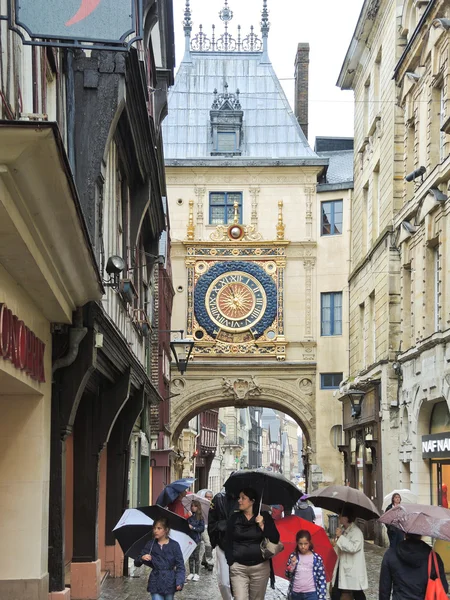 Touristes sur le steet Rue du Gros-Horloge, Rouen — Photo
