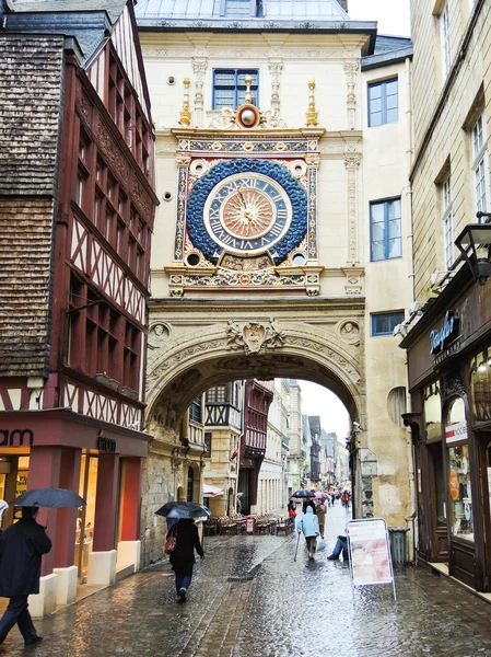 Mensen op straat rue du gros-horloge, rouen — Stockfoto