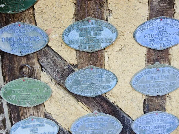 Old commemorative badges of cider producers — Stock Photo, Image