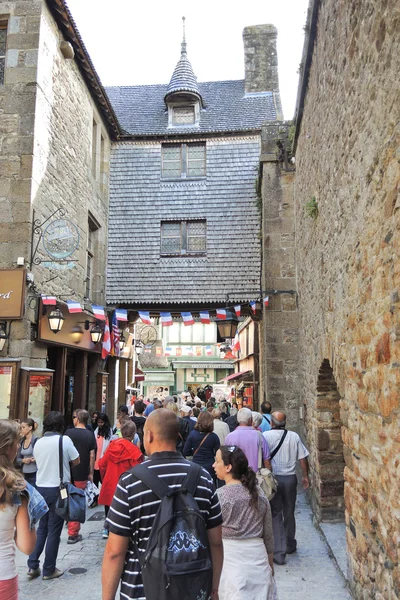 Turisté v opatství mont saint-michel — Stock fotografie