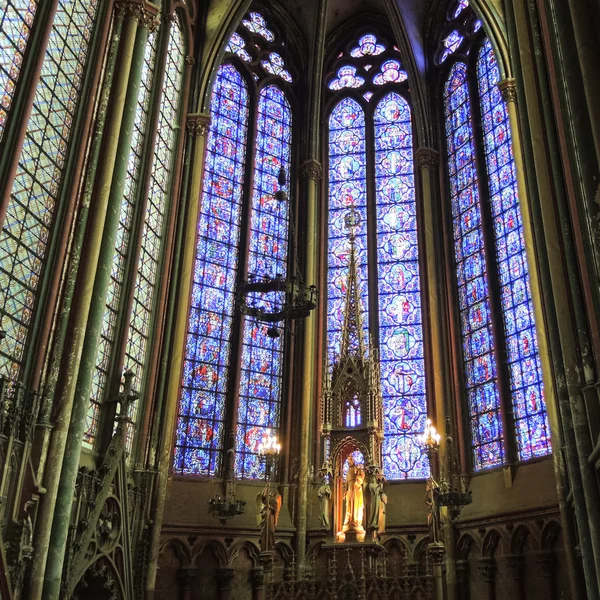 Wall and stained glass window of Amiens Cathedral — Stock Photo, Image