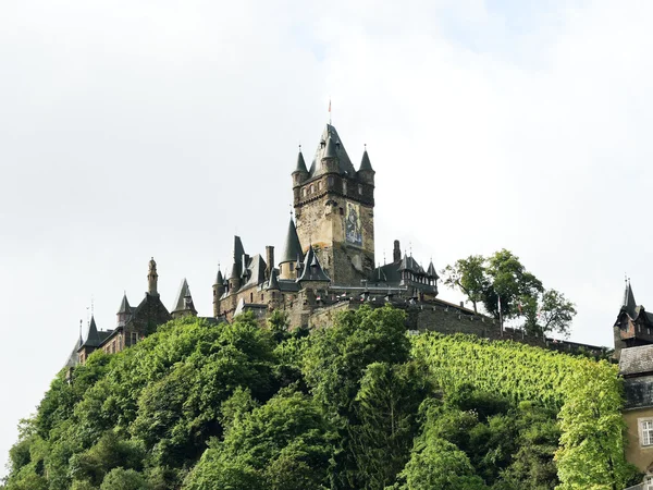 Cochem Imperial castelo na colina verde na Alemanha — Fotografia de Stock