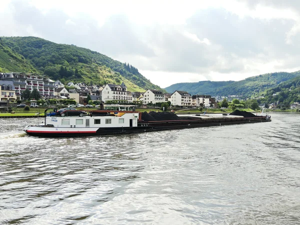 Ship and Cochem town on riverbank of Moselle river — Stock Photo, Image