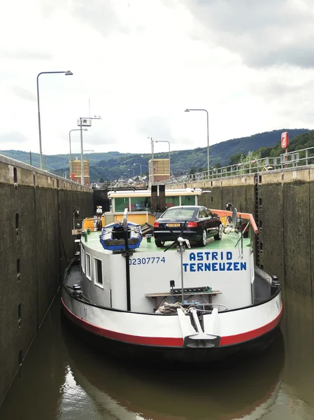 Barge in Lehmen sluice on Moselle river — Stock Photo, Image