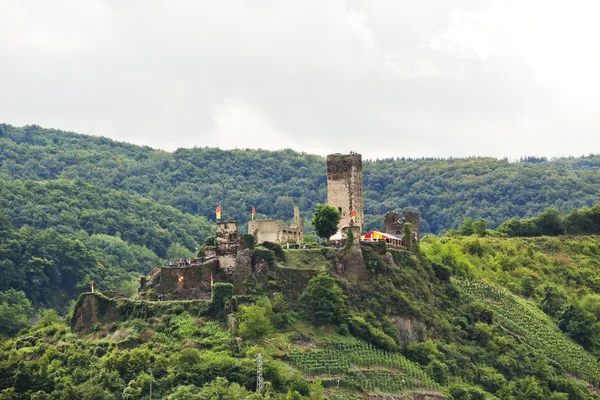 Metternich hrad (burg beilstein) na zeleném pahorku — Stock fotografie