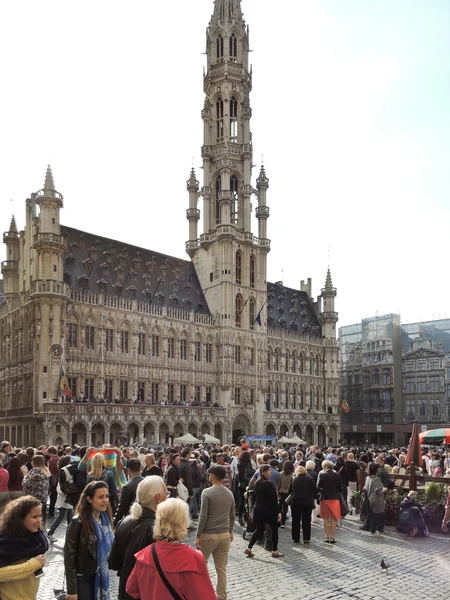 Crowds of people near Town Hall in City Brussels — Stock Photo, Image