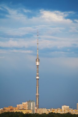 ostankinskaya tv Kulesi üzerinde koyu mavi akşam gökyüzü
