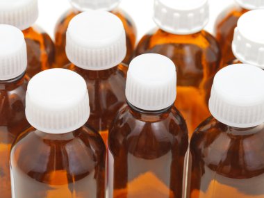 birçok küçük kahverengi cam şişeler eczane kapalı